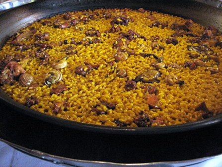 Paella de arroz con conejo y caracoles