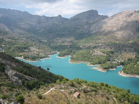 El embalse y valle del Guadalest